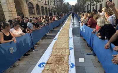 ALICANTE, RÉCORD CONSEGUIDO. UNA COCA DE MOLLITAS DE 9.000 RACIONES. EL TRABAJO DE 26 PANADERÍAS