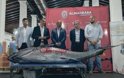 FELIZ ALIANZA GASTRONÓMICA JEREZ-BARBATE: RONQUEO DE UN ATÚN DE 215 KILOS