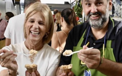 LA ALCALDESA SE DIVIERTE CON EL CHEF VASCO «ROBIN FOOD» EN EL MERCADO DE JEREZ
